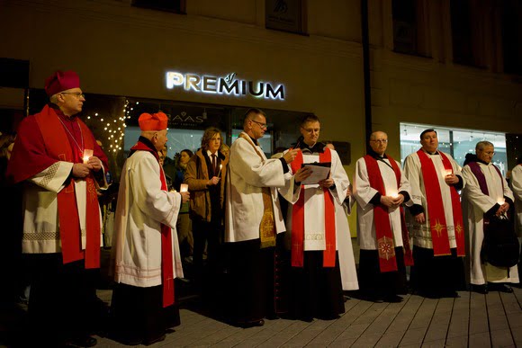 Didįjį penktadienį – paskui Jėzaus kryžių Kauno gatvėmis su vaikais ir jaunimu (2024 03 29)