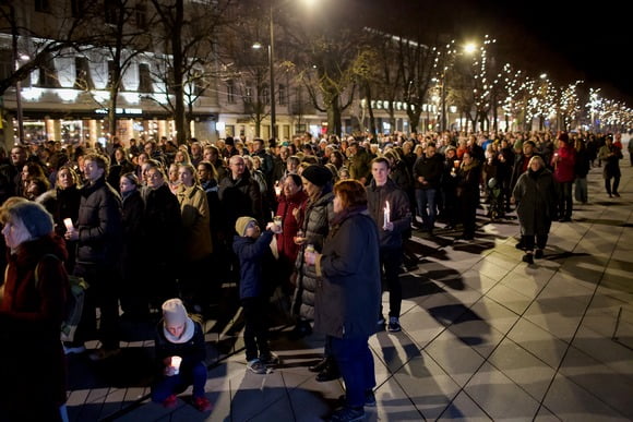 Didįjį penktadienį – paskui Jėzaus kryžių Kauno gatvėmis su vaikais ir jaunimu (2024 03 29)