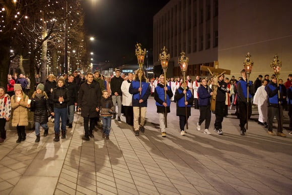 Didįjį penktadienį – paskui Jėzaus kryžių Kauno gatvėmis su vaikais ir jaunimu (2024 03 29)