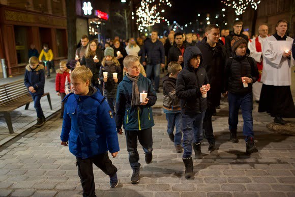 Didįjį penktadienį – paskui Jėzaus kryžių Kauno gatvėmis su vaikais ir jaunimu (2024 03 29)