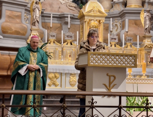 2025 11 26 d. Kauno arkivyskupo Kęstučio Kėvalo kvietimu, Kauno arkivyskupijos tikybos mokytojai ir katechetai dalyvavo maldos vakare.